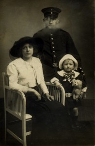3 WWI German family of 3 3 WWI German family of 3